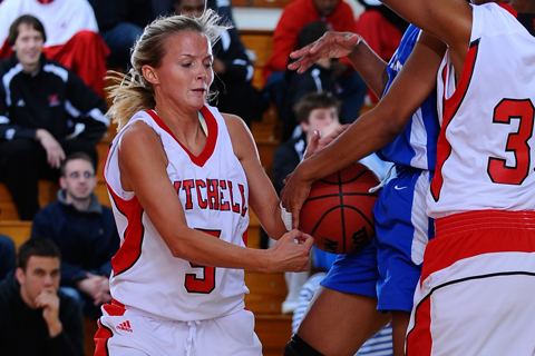 WBB Gets Back on Winning Track at Bay Path