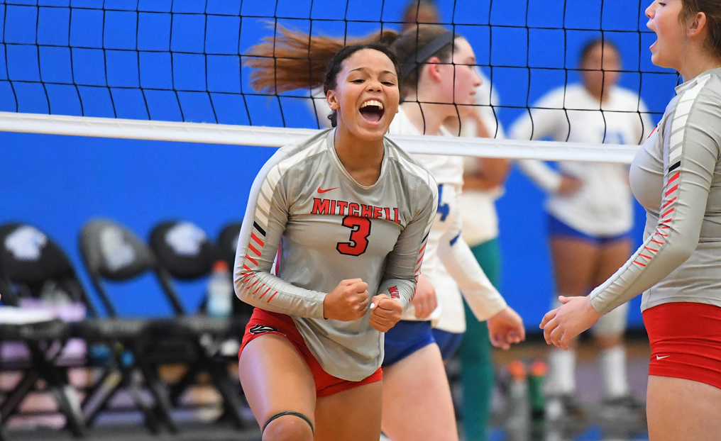 Volleyball Outlasts Salem State in Five Sets