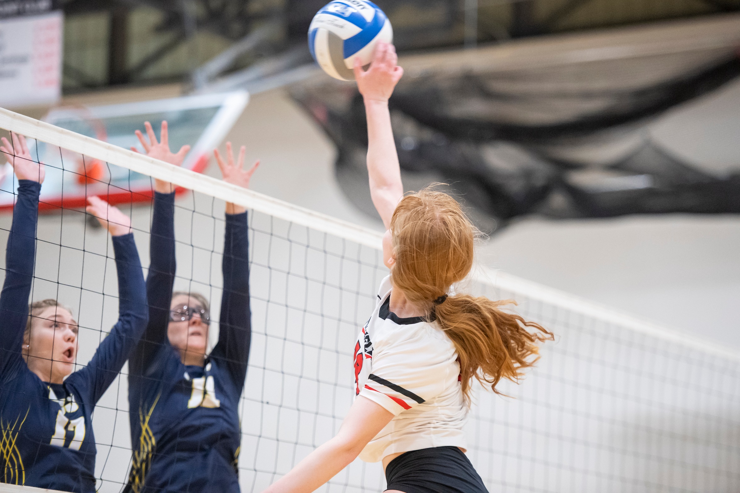 Volleyball Sweeps Tri-Match at Curry to Begin Season