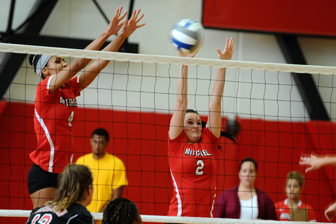 Volleyball Falls 3-0 at Conn College