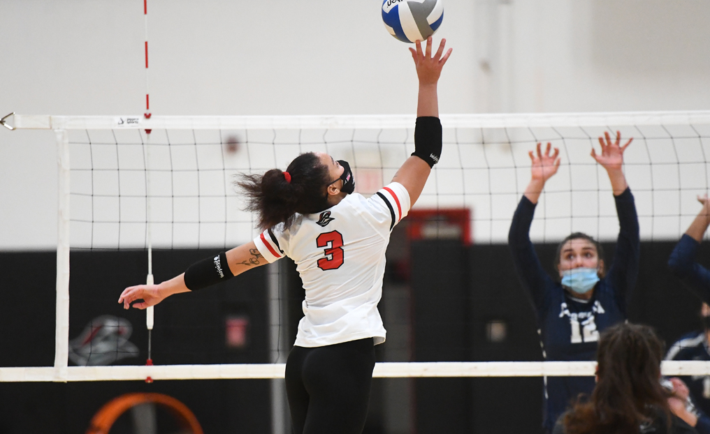 Volleyball Drops Five-Set Thriller at USJ
