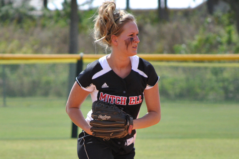 Softball Loses to DWC, Will Face Elms